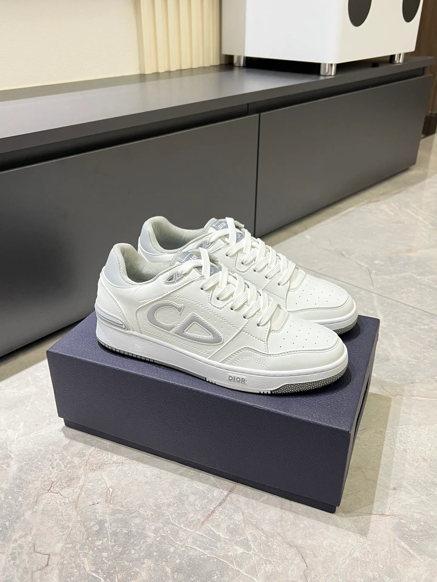 Men's shoes 💰p440 "Dio*" mid-top B27 casual sneakers. This B27 high-top sneaker is a new product in the series and continues Di*r's classic style. Crafted from gray and white smooth calf leather with beige and black Oblique print panels on the sides. The "CD Icon" shaped shoelace eyelets are clever and delicate, and the two-color rubber sole, rear collar and heel are all equipped with the brand's iconic details to enhance the style. Oblique printed straps at the ankle allow for an adjustable fit to complement the overall design. Fashionable and versatile, it can complement any look. Create an exquisite design with unique dynamic vitality and modern atmosphere, presented in low-top and high-top styles. This new must-have shoe adds a new dimension to Dior's archive heritage, embodying modern elegance. Purchase the original version and make it 1:1. If you need top quality, please come to me! Male 38-44!